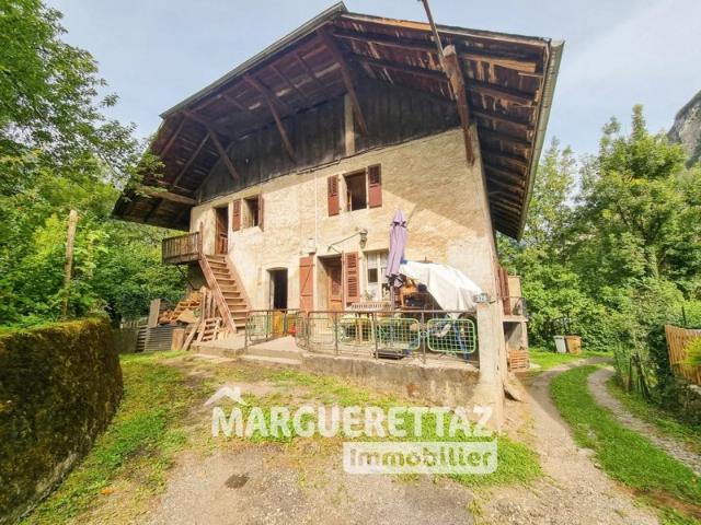 Maison de 220m² pour 350 utile entièrement à rénover ST JEOIRE