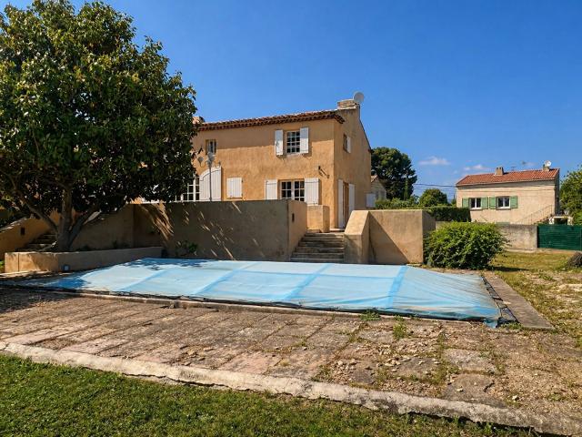 Maison de 246 m² avec sous sol de 100 m², 3 garages fermés, pisc