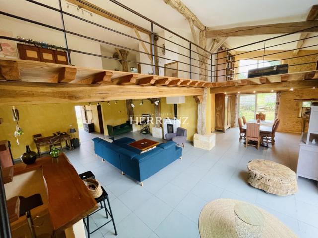 maison de 250m2, Gîte de 100m2, garage de 65m2, piscine, par