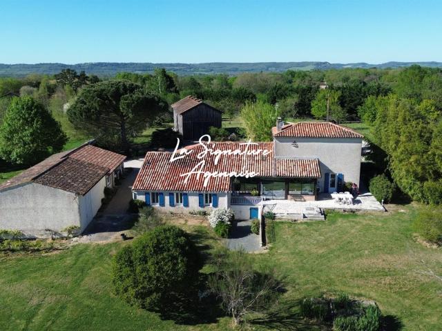 Maison de 260 m² en pierre, terrain de 3 hectares, séchoir à 260m² Saint Sardos