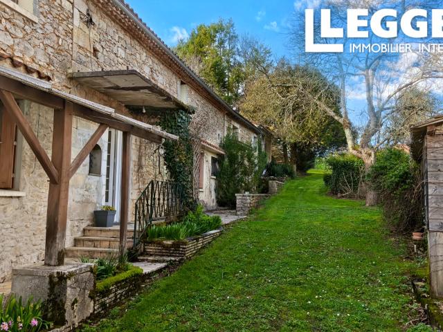 Maison au calme de 286 m2 avec studio indépendant de 84 m2 et une piscine de 10x4 couverte