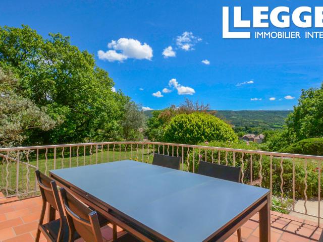Maison de 2 chambres avec piscine, jardin et garage, dans la périphérie d'un village provençal ensoleillé