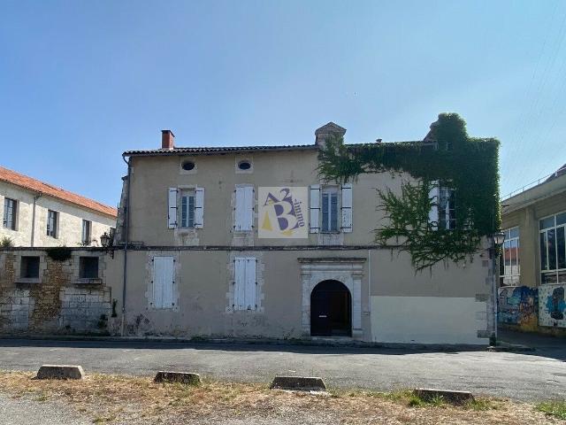 Maison de 300 m2 à Angouleme en hôtel particulier remarquabl. 330m² Angoulême