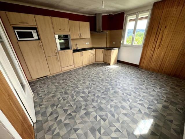 MAISON DE 316,95 M2 9 PIECES SUR 21.91 ARES 165000 EUROS