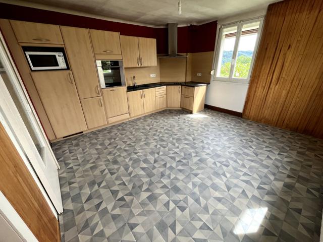 MAISON DE 316,95 M2 9 PIECES SUR 21.91 ARES 165000 EUROS