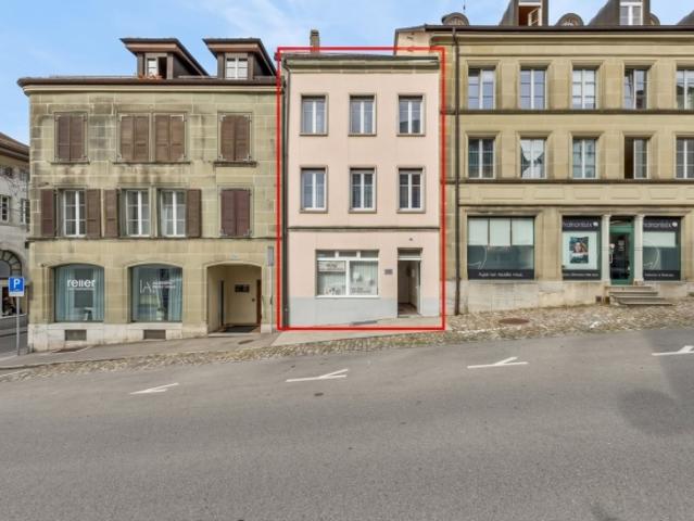 Maison de 7,5 pièces avec local commercial et 5 places de parc au centre de Romont