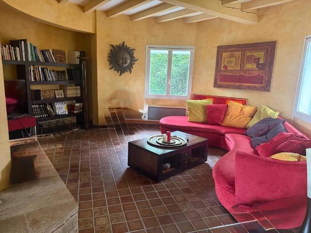 Vaste maison 7 pièces de 255 m² avec piscine