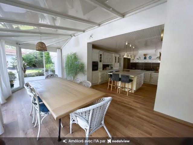 Maison de 7 pièces de luxe en vente à Carignan de Bordeaux, France