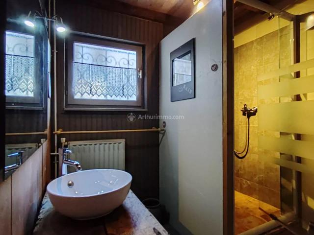 Située à Castelnau de Montmiral, cette propriété de 407 m² h. 407m² Castelnau de Montmiral