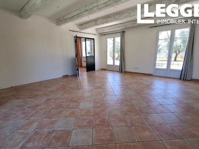 Maison de 4 chambres aussi avec studio, 2669 m² de jardin dans le charmant village de Régusse en Provence