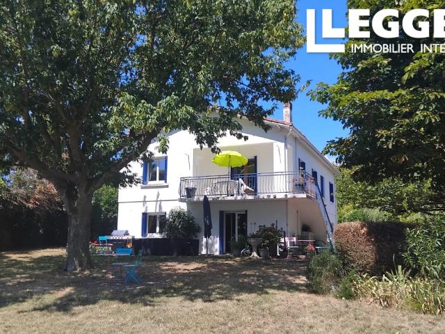 Maison de 4 chambres avec un excellent emplacement en bordure de village, piscine et vues sur les vignobles