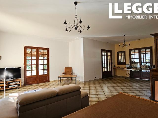 Maison de 5 Chambres, Conçue par un Architecte, avec Piscine et Terrain Spacieux près de Montluçon