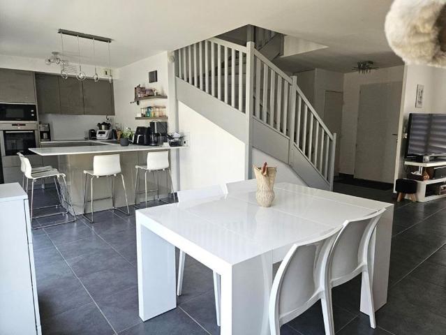 Maison de 5 pièces de luxe en vente à Chassieu, Auvergne Rhône Alpes