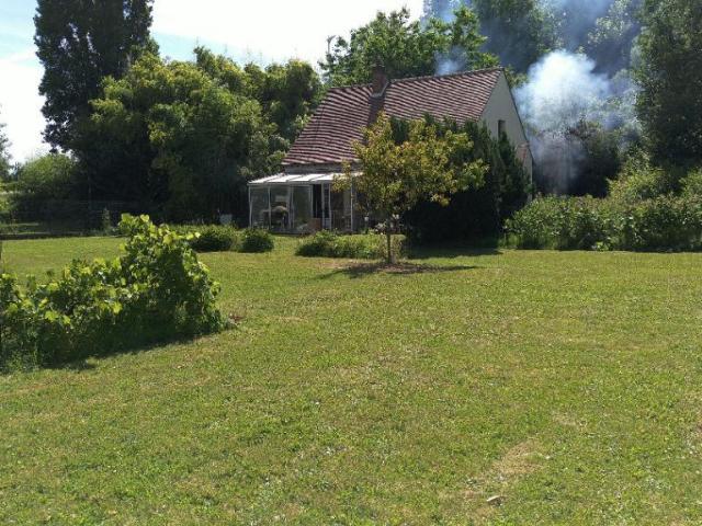 LOCATION MEUBLE. Maison de 65m2 environ située sur la commune d'Episy avec près de 400 m2 de terrain Bail meublé