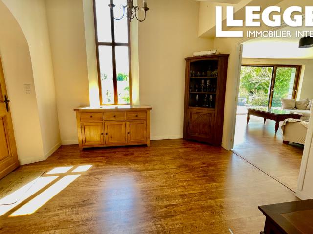 Maison de 6 chambres en bord de lac, vendue meublée, avec lac privé et terrasse – Prête à vivre en Mayenne
