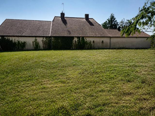 Maison de 6 pièces de 188 m² à Juillac sur terrain de 7 100 m2