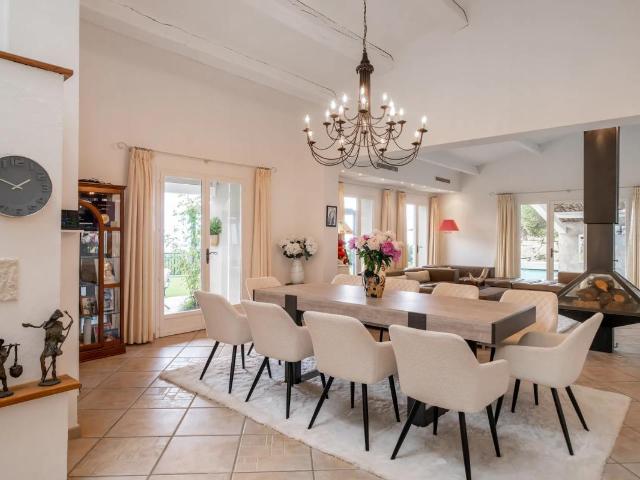 Maison de 6 pièces de 256 m² à Le Bar sur Loup