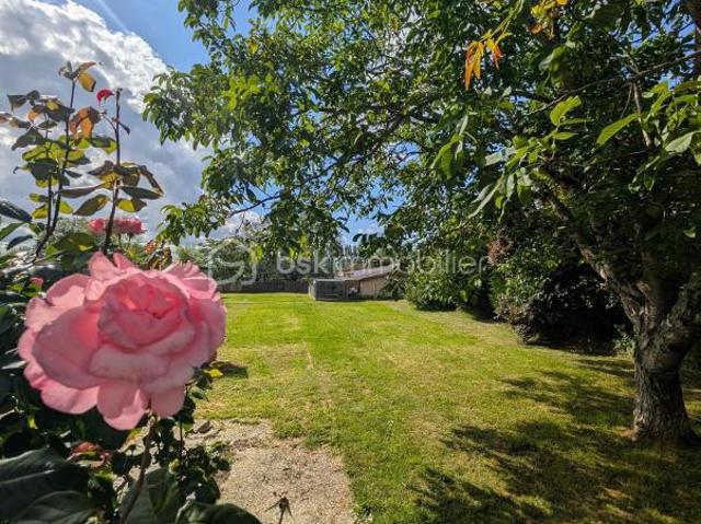 Maison de 81m2 avec terrain arboré de 1057m2, puit et dépendance