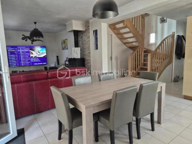 Maison de 86 m² – 3 chambres – Terrain clos de 600 m² – Garage de 40 m² – Lanhelin Mesnil Roc'h