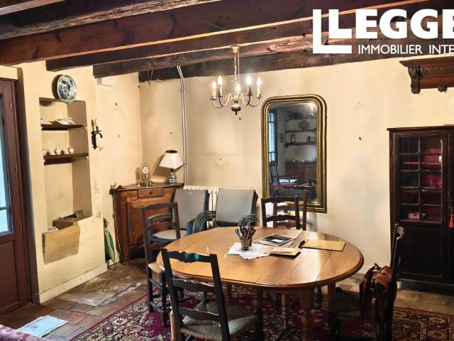 Maison de 8 pîèces dont 5 chambres, salon, salle à manger avec cheminée, cuisine, salle d'eau,wc,granges