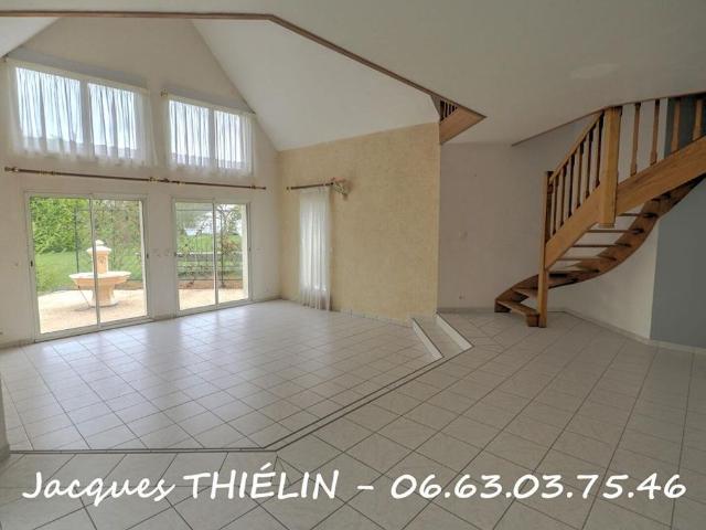 Maison de 8 pièces de luxe en vente à Longué Jumelles, France