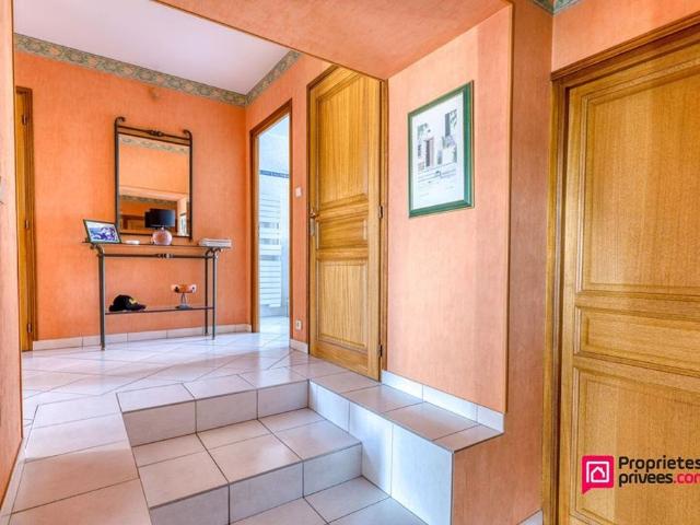 Maison de 8 pièces de luxe en vente à Saint Symphorien d'Ozon, France
