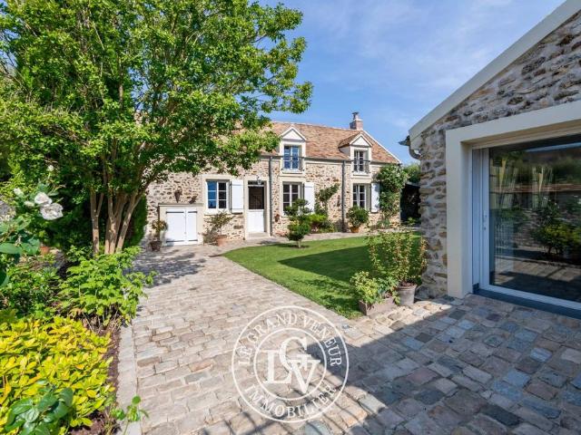 Maison de 8 pièces de luxe en vente à Saint Sauveur sur École, France