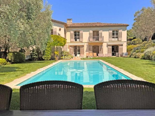 Maison de luxe de 8 pièces en location à Mougins, France