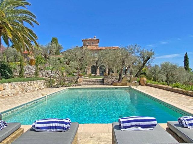 Maison de 8 pièces de luxe en location à Châteauneuf Grasse, France