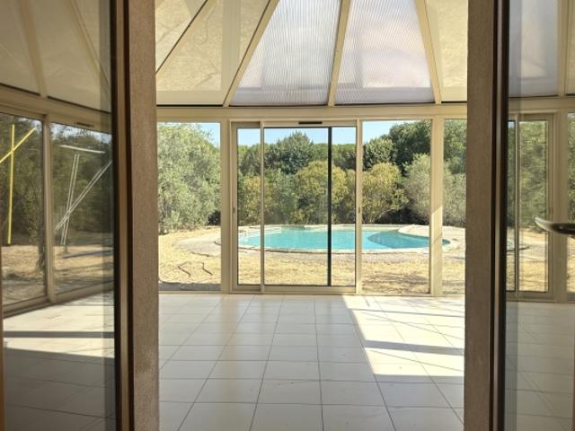 Maison de 90 m² sur un terrain de 1 450 m² avec garage et piscine