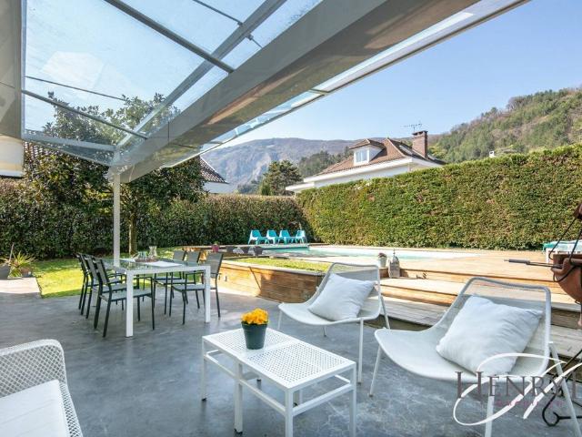 Maison de 9 pièces de luxe en vente à Corenc, France
