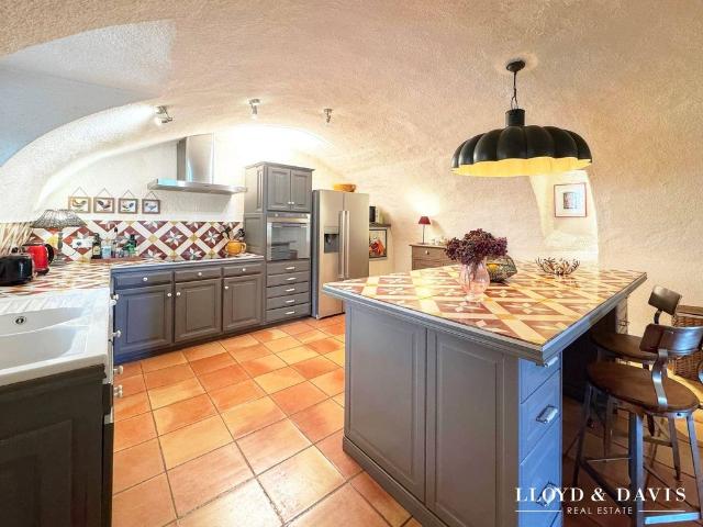 Maison de luxe de 9 pièces en vente à Barjac, Occitanie