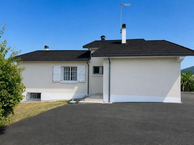 Maison de plain pied avec jardin et vue collines