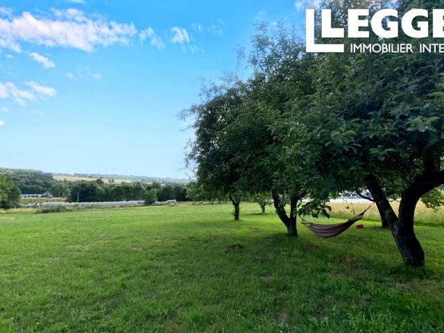Maison de campagne 2 chambres avec 7 408 m² de terrain, vues exceptionnelles et à 5 minutes de Pompadour