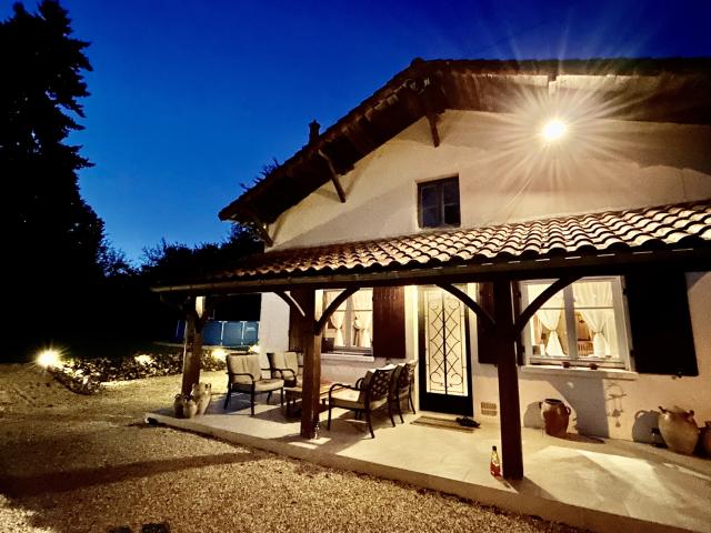 Maison de campagne, 2 chambres, jardin, piscine hors sol et four à pain Entièrement meublée à Brux