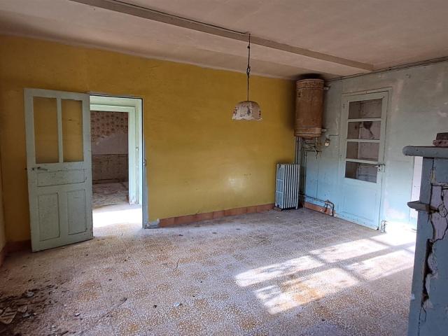 MAISON DE CAMPAGNE A RESTAURER DANS UN HAMEAU AU CALME