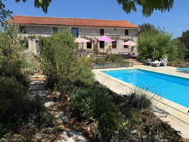 Maison de Campagne Au Calme Avec 4 Chambres et Piscine 240m² Civray