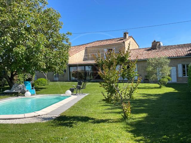 Maison de campagne avec 4 chambres et piscine 266m² Cadillac sur Garonne