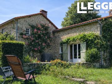 Maison de campagne avec un salon, séjour, 4 chambres et un jardin avec hangar