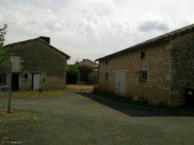 Maison De Campagne Avec Une Deuxième Maison Et D'Autres 155m² Blanzay