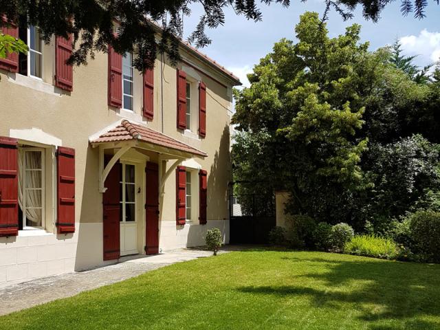 Maison de campagne avec annexe et piscine