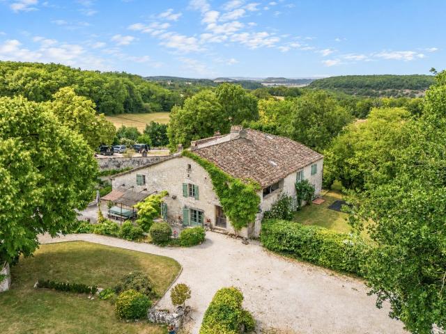 Maison de campagne avec annexe, piscine et terrain avec inté. 400m² Montaigu de Quercy