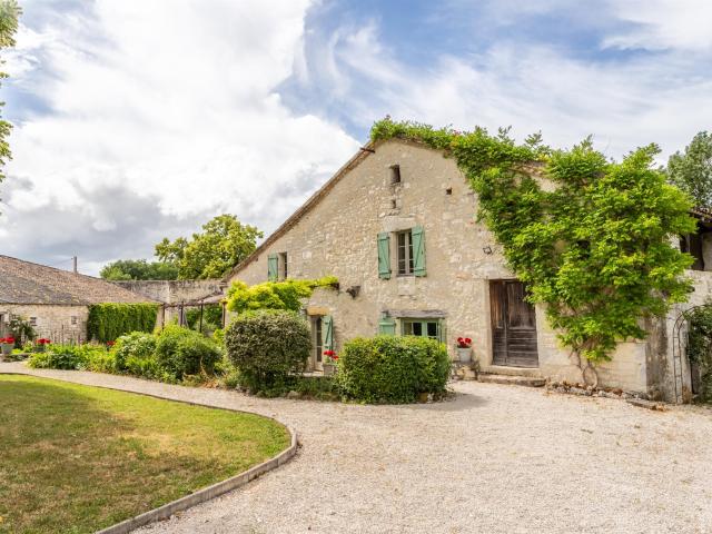 Maison de campagne avec annexe, piscine et terrain avec inté. 400m² Montaigu de Quercy