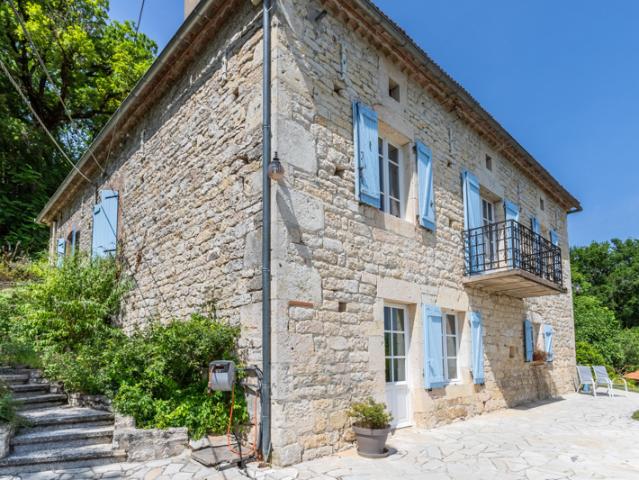 Maison de campagne avec annexes, piscine, grange et vue