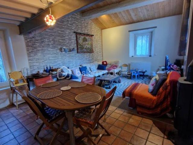 Maison de campagne avec cour et garage