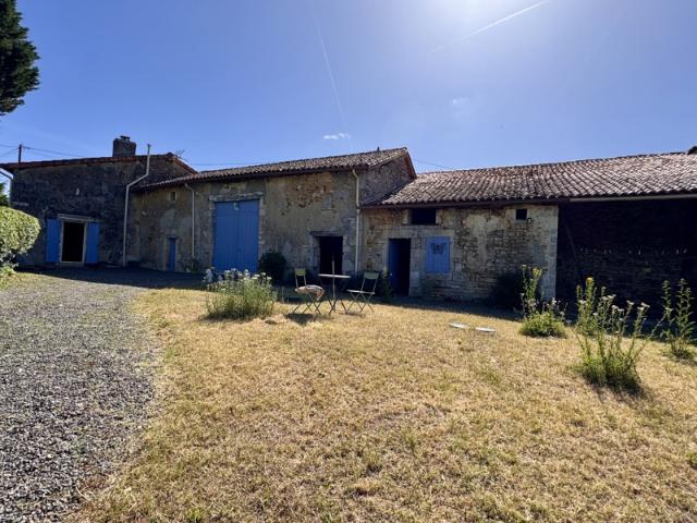 Maison de campagne avec dépendances