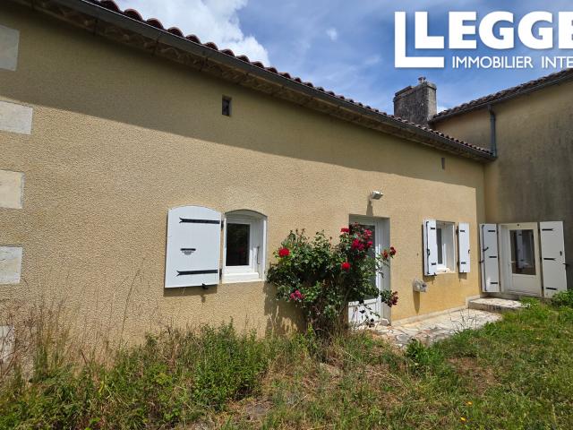 Maison de campagne avec dépendances et jolie vue dégagée, et environ 6 000m2 de terrain à 25 min d'Angoulême