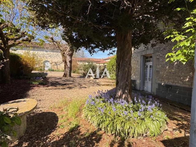 Maison de campagne avec dépendances et maison annexe