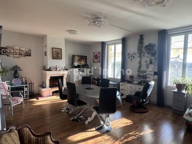 Maison de campagne avec dépendances sur environ 9 000 m2 clo. 188m² Lauzun