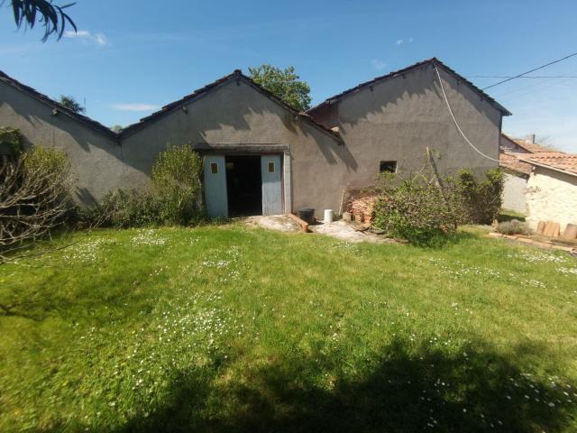 Maison De Campagne Avec Jardin Et Dependances 110m² Nieuil